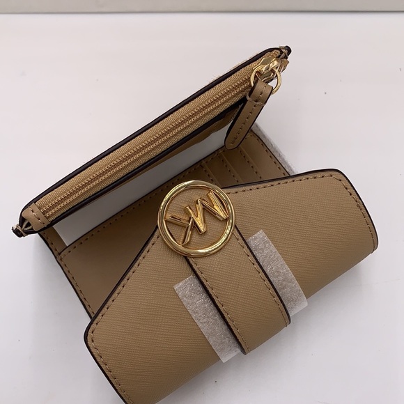 MICHAEL KORS
Carmen Medium Flap Bifold Faux Fur-Leather Wallet
Camel color - Picture 11 of 15